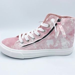 NIB! Women’s, Very G Rossi, High Top Zipper Fashion Sneakers in size 7.5 & 8.5!